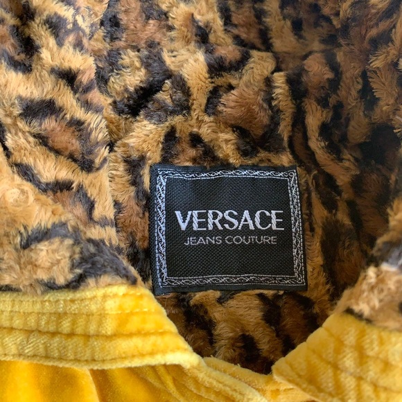 VERSACE • RARE VINTAGE YELLOW VELVET & LEOPARD MEDUSA FALL/WINTER JACKET 💛🐆 - Picture 3 of 8